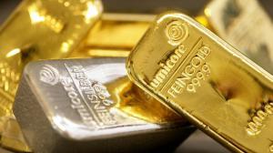 золото снижается цене на отсутствии решений по греции и испании